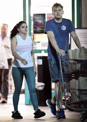 Celebrity Girls Pics: Ariel Winter. Shopping at Gelsons super market