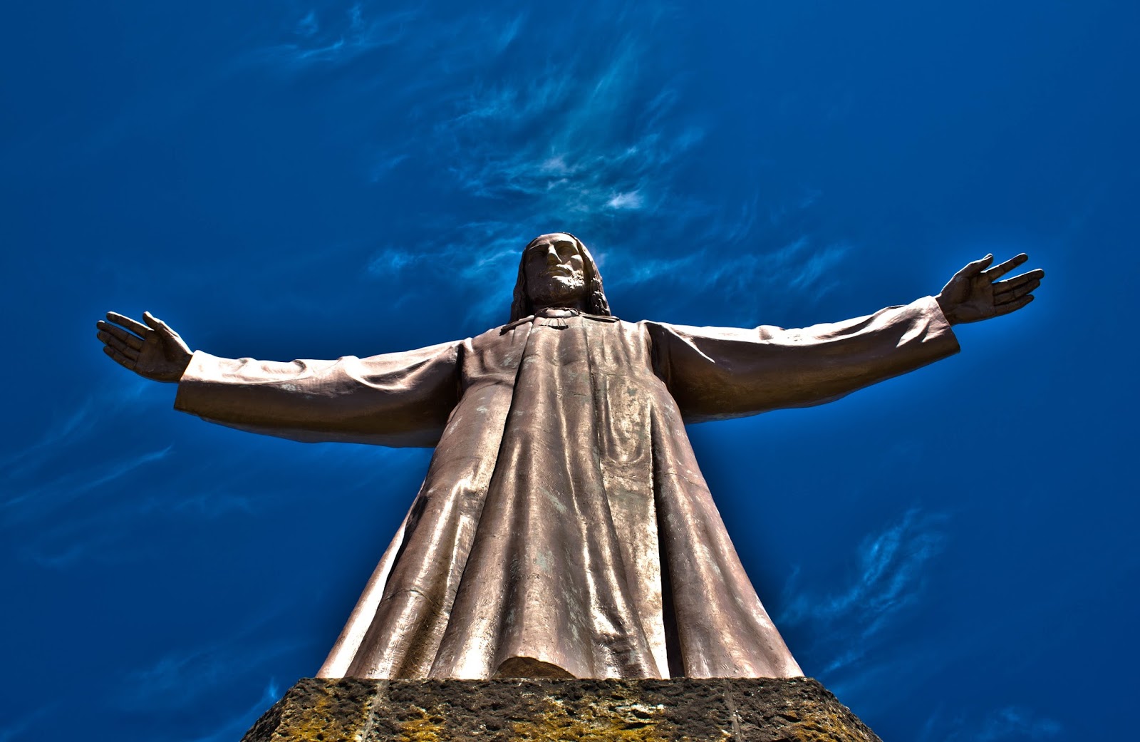 храм иисуса христа. барселона статуя христа тибидабо. статуи девы марии в католической церкви. религиозная скульптура. распятие иисуса крест в церкви.