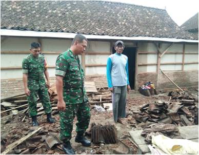 Diguyur Hujan Lebat, Rumah Di Ngrampal Sragen Ambruk Rata Tanah. Satu Kakek 90 Tahun Ditemukan Terkapar Tertimpa Blandar Diguyur Hujan Lebat, Rumah Di Ngrampal Sragen Ambruk Rata Tanah. Satu Kakek 90 Tahun Ditemukan Terkapar Tertimpa Blandar