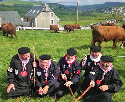 la laiterie de paris, montée en estive, vache salers, cantal, salers tradition, gaec salat, fromage, transhumance cantal, fête de l'estive allanche, blog fromage, blog fromage maison, cloche vache, faire du fromage, fabrication cantal, fabrication salers