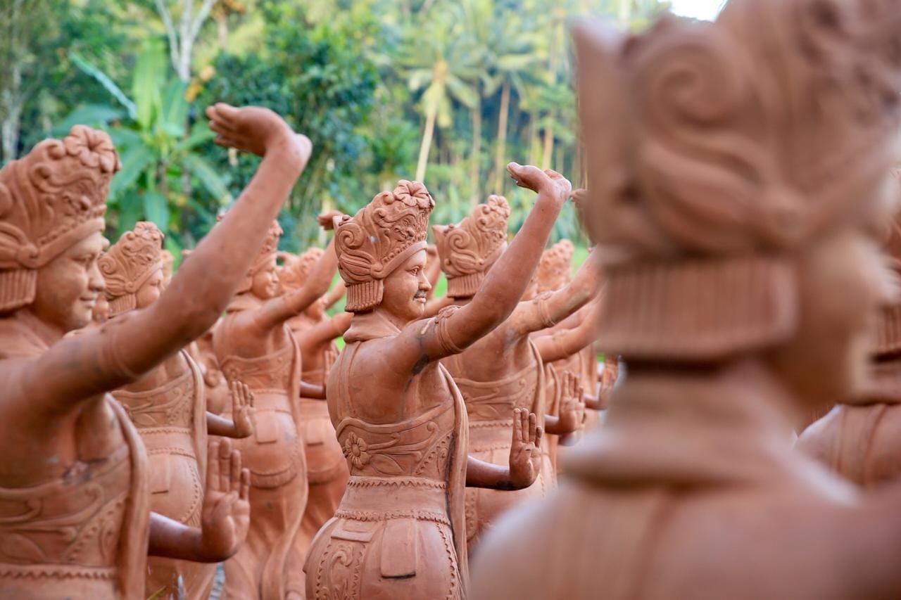 TAMAN GANDRUNG TERAKOTA, PESONA SERIBU PATUNG GANDRUNG DI PERSAWAHAN TERASIRING KAKI GUNUNG IJEN