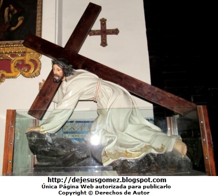 Jesús o cristo con la cruz Foto de Jesús cargando una pesada cruz. Foto de Jesucristo tomada por Jesus Gómez