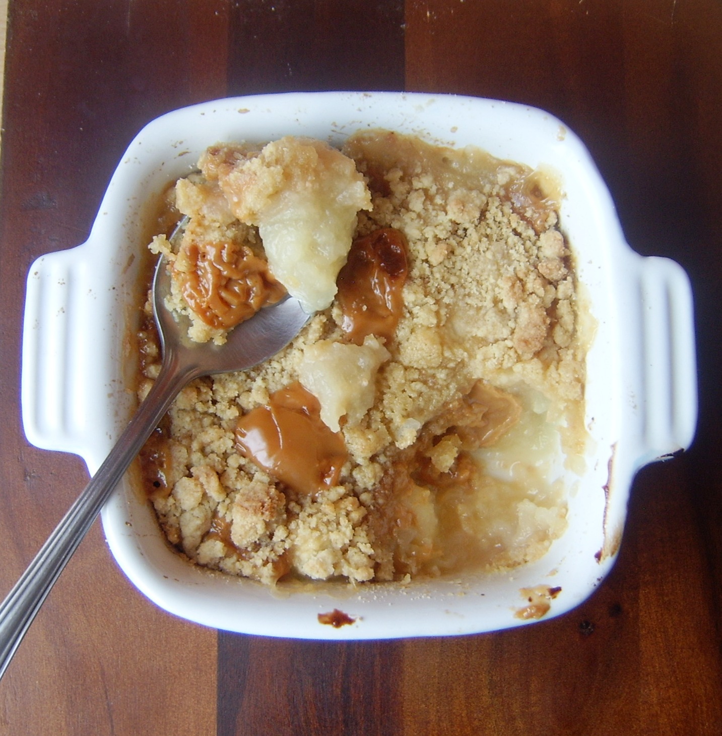 Mis Recetas Bordadas CRUMBLE DE MANZANA Y CARAMELO CWK / CARAMEL