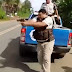 Em vídeo, PM saca arma e atira durante protesto de caminhoneiros na BA; manifestante foi baleado no pé