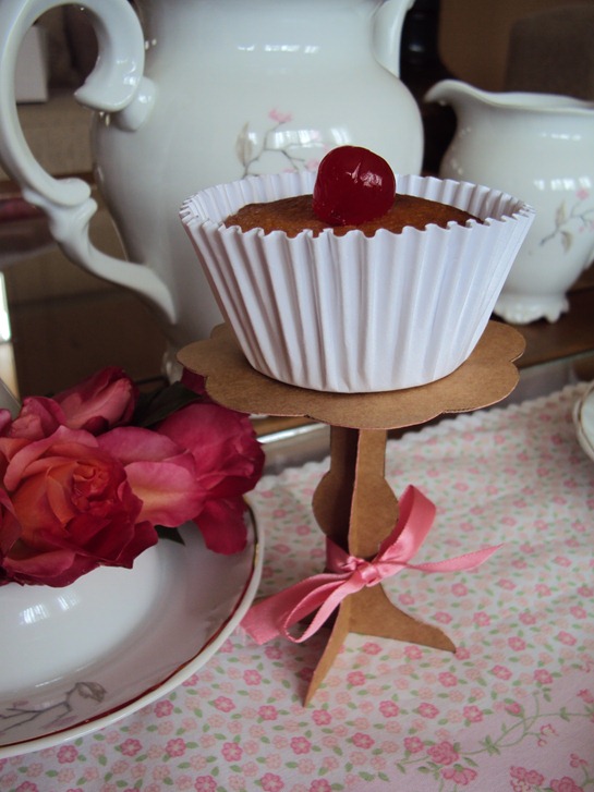 Mesinha de papel para colocar Cupcake Passo a passo e Moldes