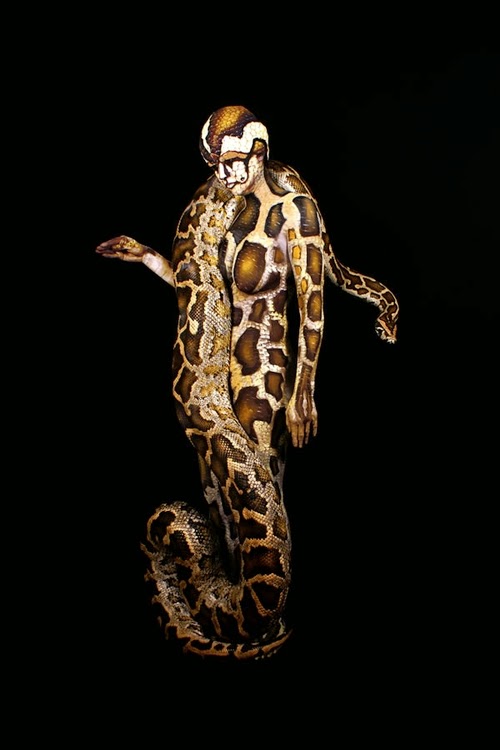 16-Python-Body-Paint-Johannes-Stötter-Musician-Fine-Art-Body-Painter-www-designstack-co 