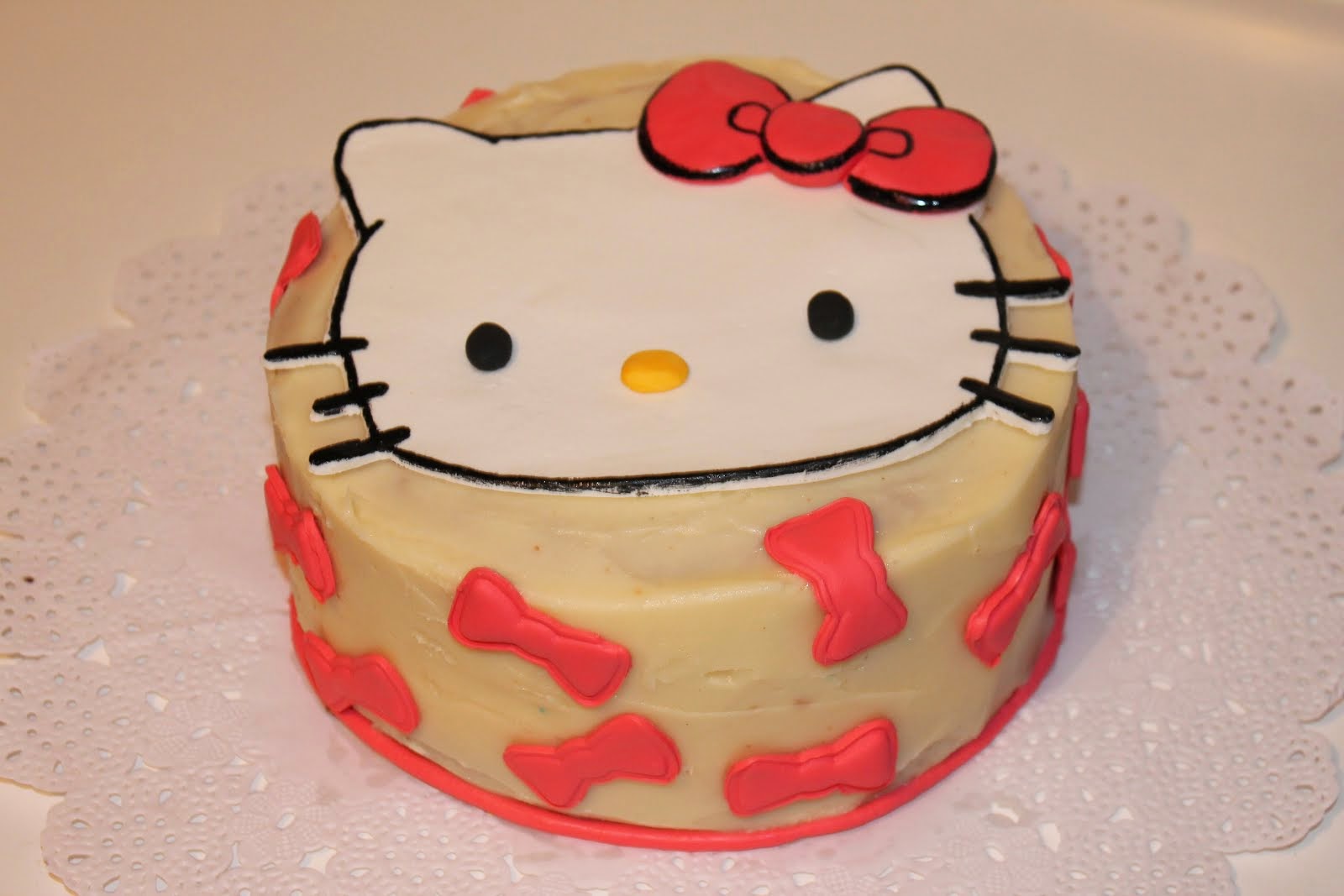 Hello Kitty cake