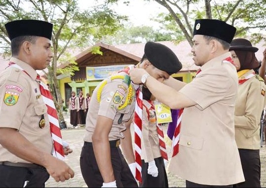 gambar penyematan pramuka penegak