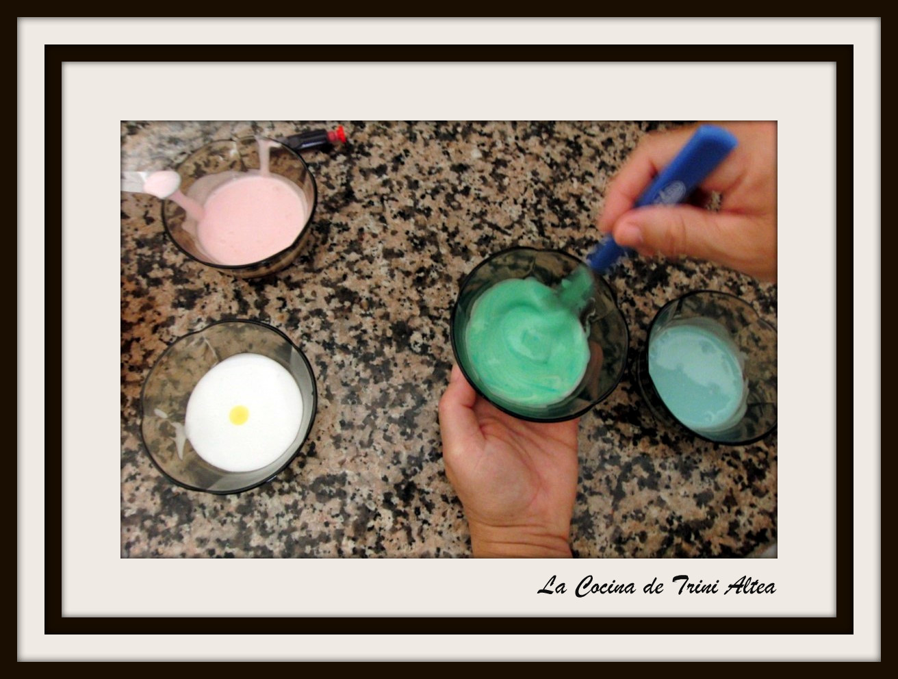 LA COCINA DE TRINI ALTEA MAGDALENAS DECORAS CON AZÚCAR GLASS