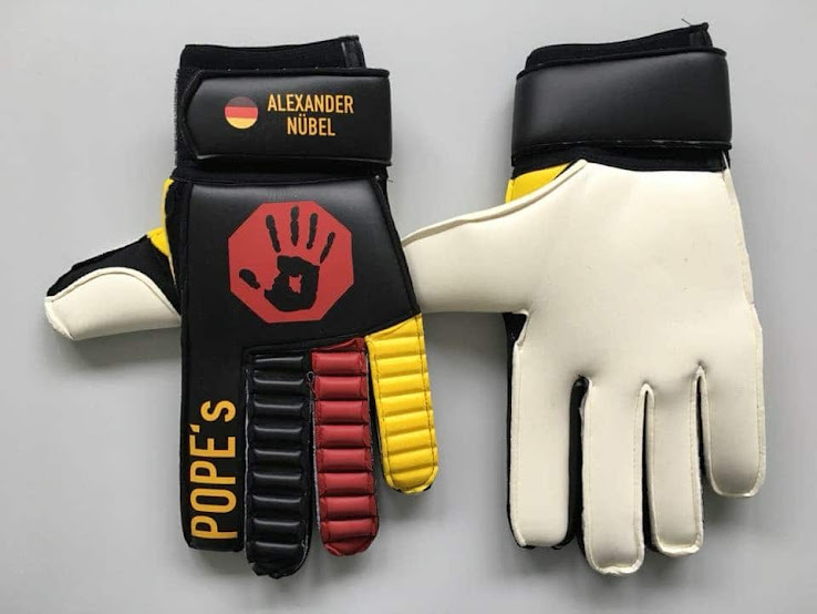 "Pope's Gloves" Here Is Which Goalkeeper Gloves Schalke's Nübel