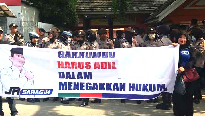 Massa JR Saragih membentangkan poster. Massa JR Saragih membentangkan poster.