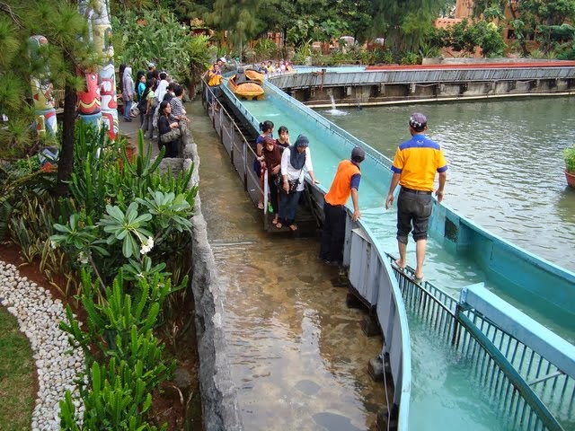 artikel lintas dunia: [FOTO] saat Terjadi Kecelakaan di Dufan