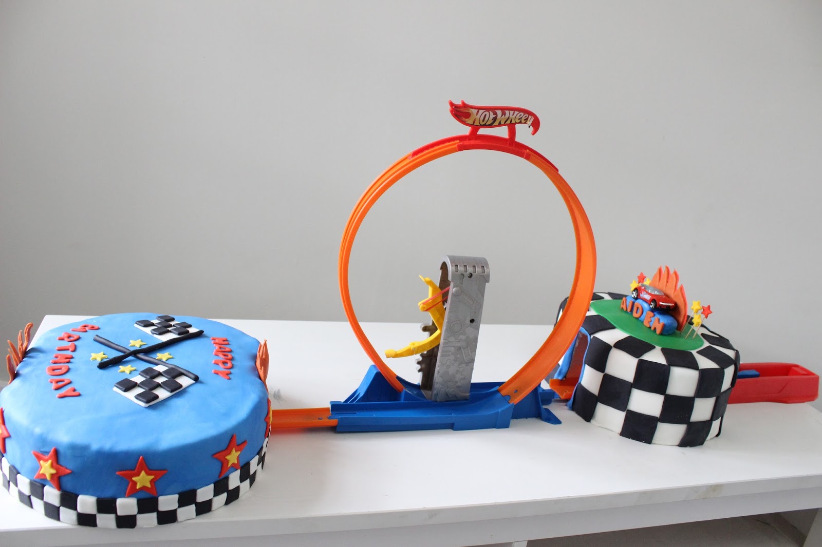 And another Hot Wheels Cake. hot wheels round track. 