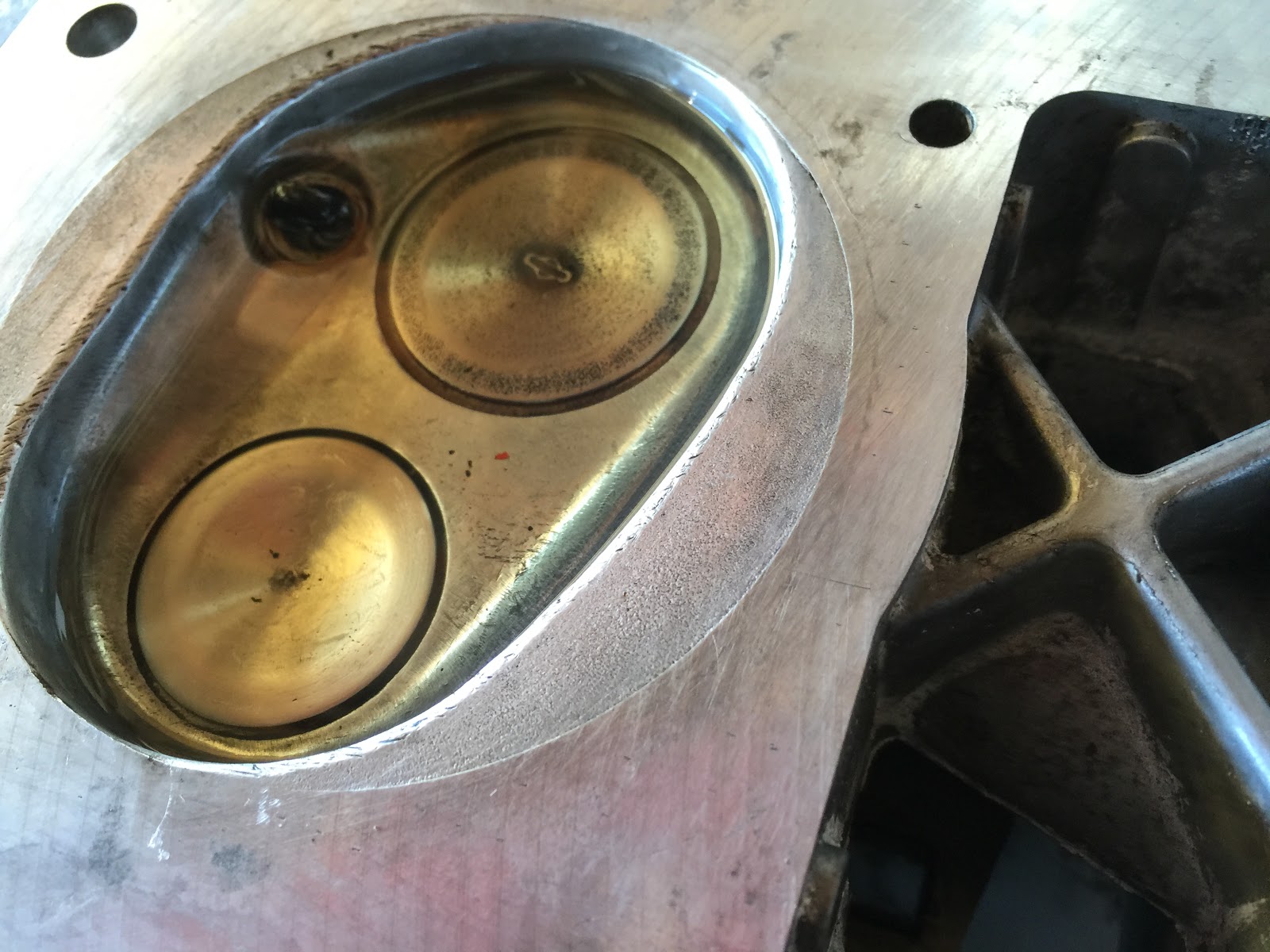 как проверить клапана на снятой головке. притирка клапанов qd32. как проверить клапана на герметичность на снятой. каналы в блоке цилиндров ваз 2114. проверка впуска на герметичность.