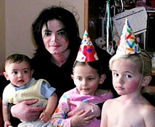 Hijos de Michael Jackson Foto de hijos de Michael Jackson en un cumpleaños con su papá
