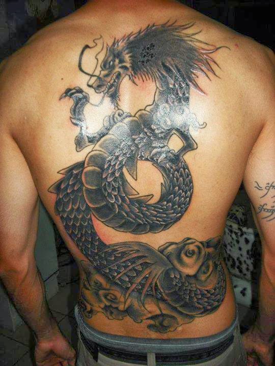Tatuaje grande de dragon en la espalda