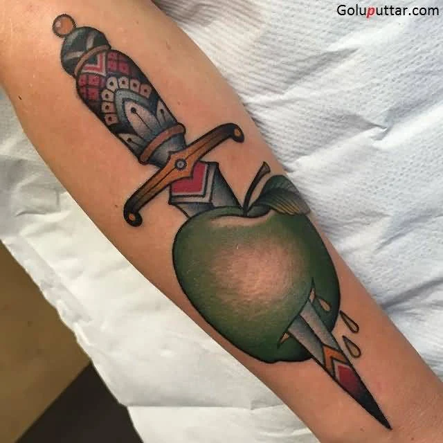 vemos a una mujer joven con tatuaje de cuchillo o tatuaje de daga