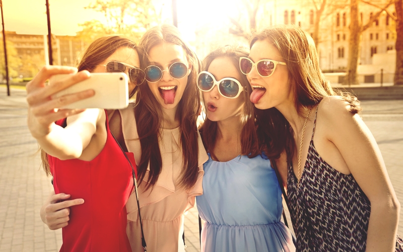 Sürekli Selfie Çekmek Hastalık mı? Sürekli Selfie Çekmek Hastalık mı?