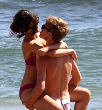 Headline 3D: Justin Bieber Tells Selena Gomez, Baby, Baby, Baby, (PHOTOS)