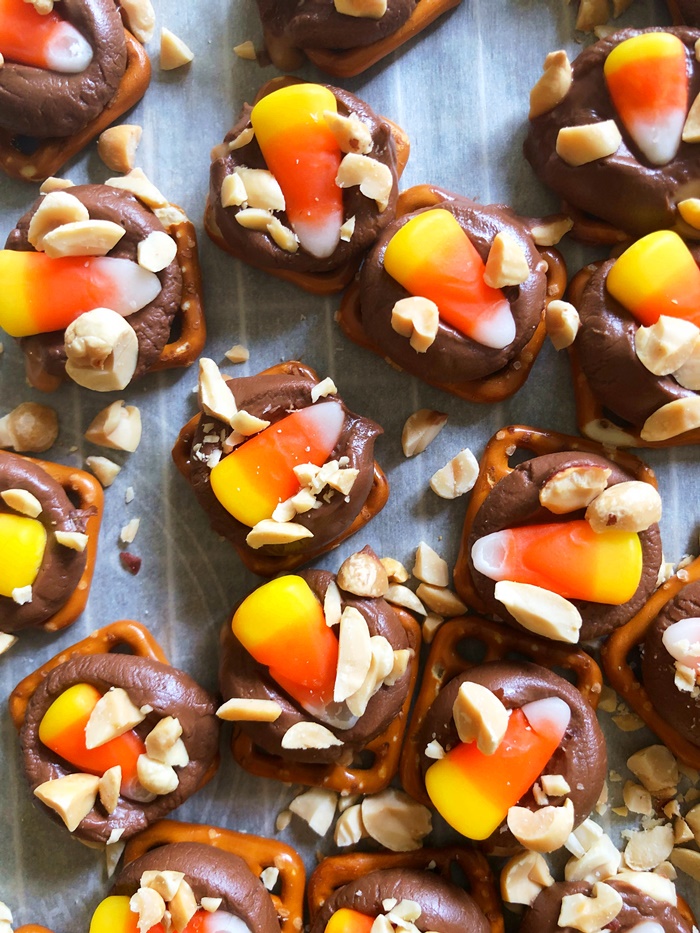 Candy Corn Rolo Turtles : easy and addictive fall treat from bakeat350.net