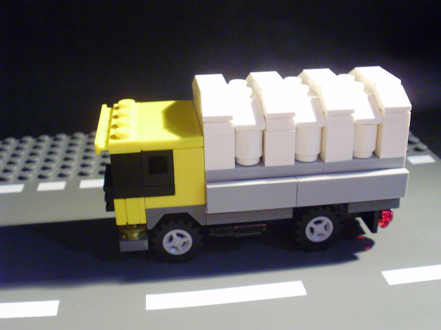 MOC LEGO camião na estrada e no campo