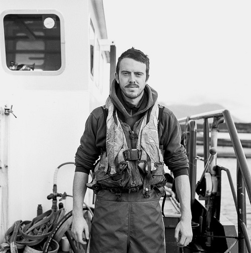 foto por Kevin Percival, proyecto documental Tanera, "Scott" | community people portrait foto por Kevin Percival, proyecto documental Tanera, "Scott" | fotos en blanco y negro de marineros pescadores