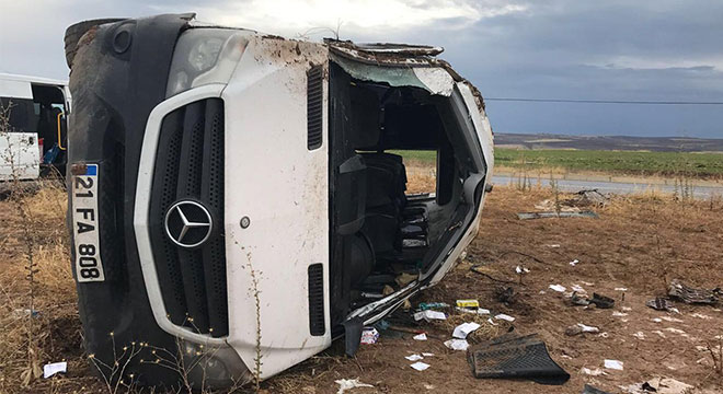 Diyarbakır Lice'de öğretmenleri taşıyan minibüs devrildi: 2'si ağır 10 yaralı Diyarbakır Lice'de öğretmenleri taşıyan minibüs devrildi: 2'si ağır 10 yaralı