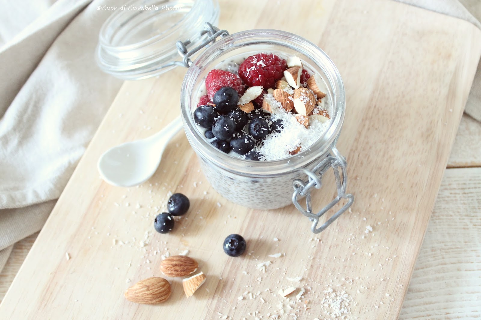 Chia Pudding con Frutti di Bosco, Mandorle e Cocco Cuor di Ciambella