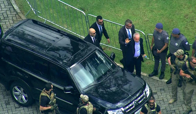 Lula deixa carceragem e participa do velório de neto em São Paulo