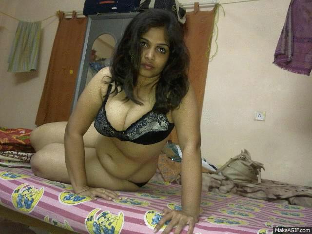 Desi Girls Downblouse And Deep Cleavage Pics Download