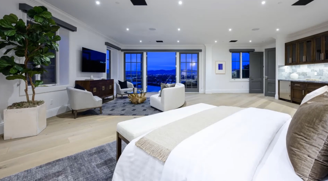 Tour 14023 Aubrey Rd, Beverly Hills, CA vs. 31 Interior Design Photos