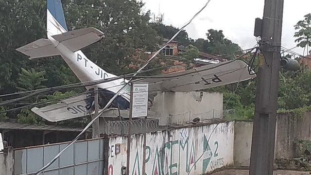 Avião cai e deixa um homem morto e dois feridos no bairro do Benguí, em Belém