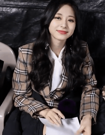 치명적인 쯔위 미모 & 셀카 찍는 지효