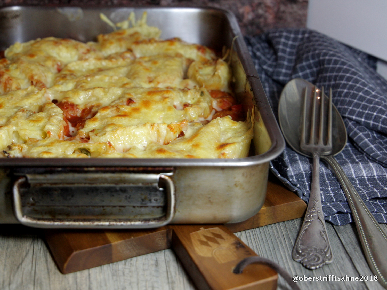 Leicht soulfoodverdächtig: Mit Gemüse gefüllte Nudeln, mit Tomatensoße ...