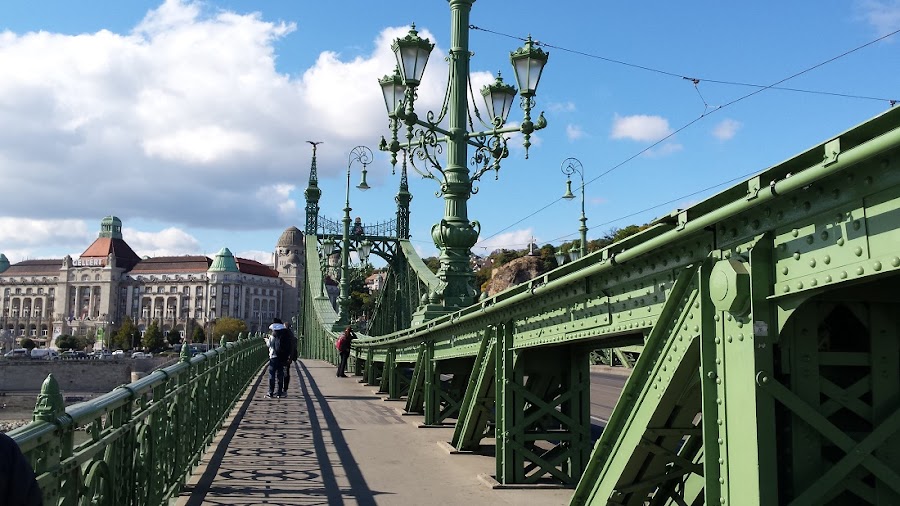 puente-de-la-libertad-frente-mercado-central-calle-vaci-budapest