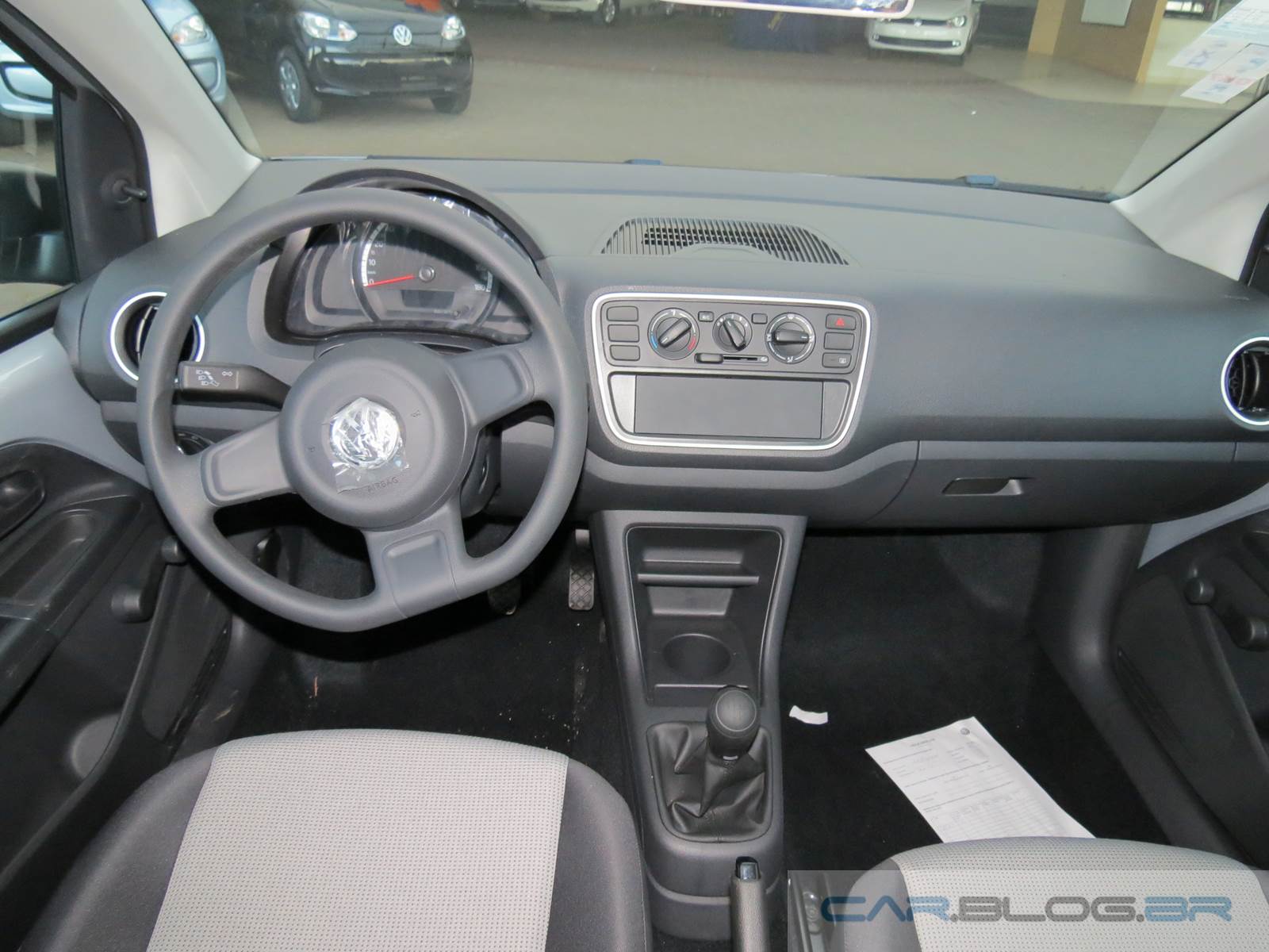 Volkswagen up! completo - Prata Sirius - interior 