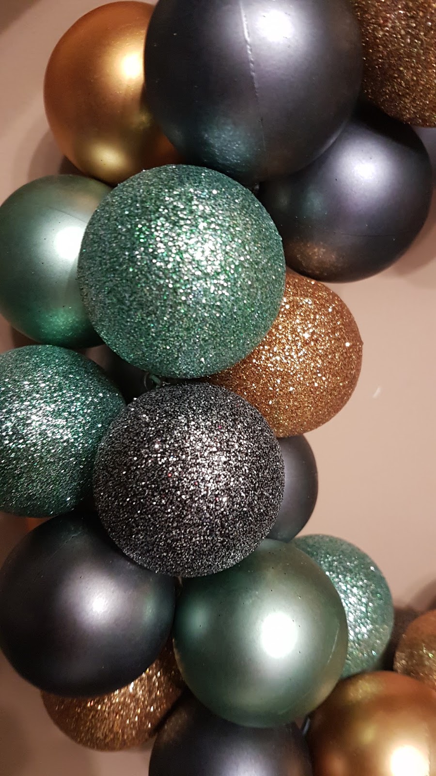 Meine kreative Welt Kranz aus Christbaumkugeln (mit Anleitung)