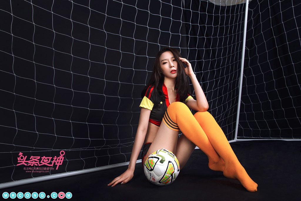 TouTiao 2018-06-09: Model Meng Xin Yue (梦 心 玥) (25 photos)