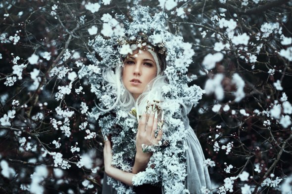 As surreais fotografias fashion com mulheres envoltas em flores de Bella Kotak Bella Kotak 500px arte fotografia fashion surreal mulheres modelos flores magia beleza