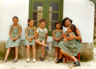 Madre con sus hijos en La Casita para niños en el jardín