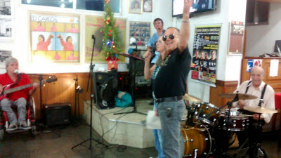 Ed Carlos cantando na festa do Jerry