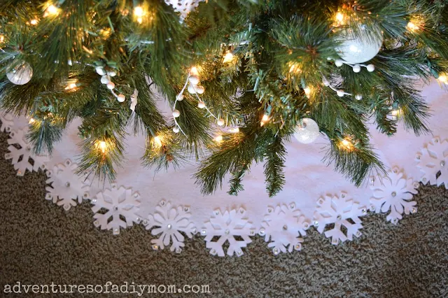 DIY No-Sew Christmas Tree Skirt wiht Felt Snowflakes