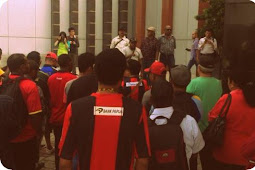 Persipuramania Menyanyi 'Aku Papua' di Kantor Kemenpora