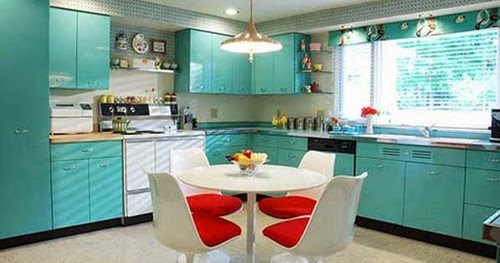  Desain dapur bentuk L  elegan warna biru dengan meja makan 