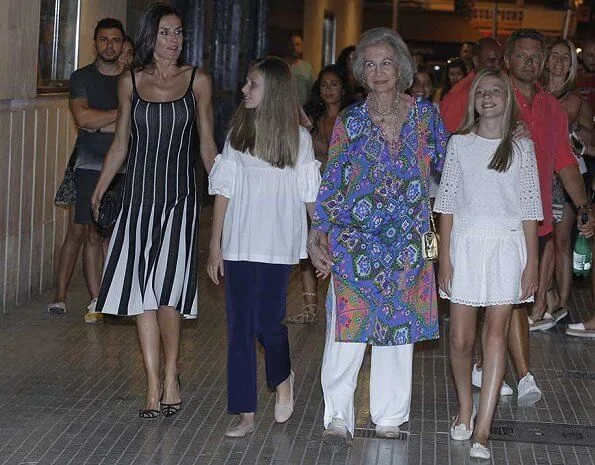 Queen Letizia wore a new pleated dress  by Carolina Herrera. Zara Knit black white pleated midi dress. Princess Leonor