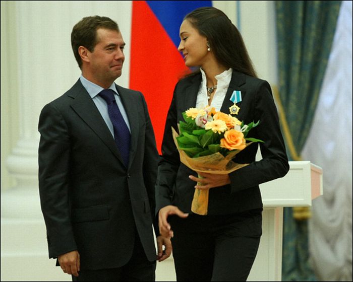 Награда медведеву. Награждение Медведевым. Букеты на вручение наград. Медведев женщина. Награждение женщины.