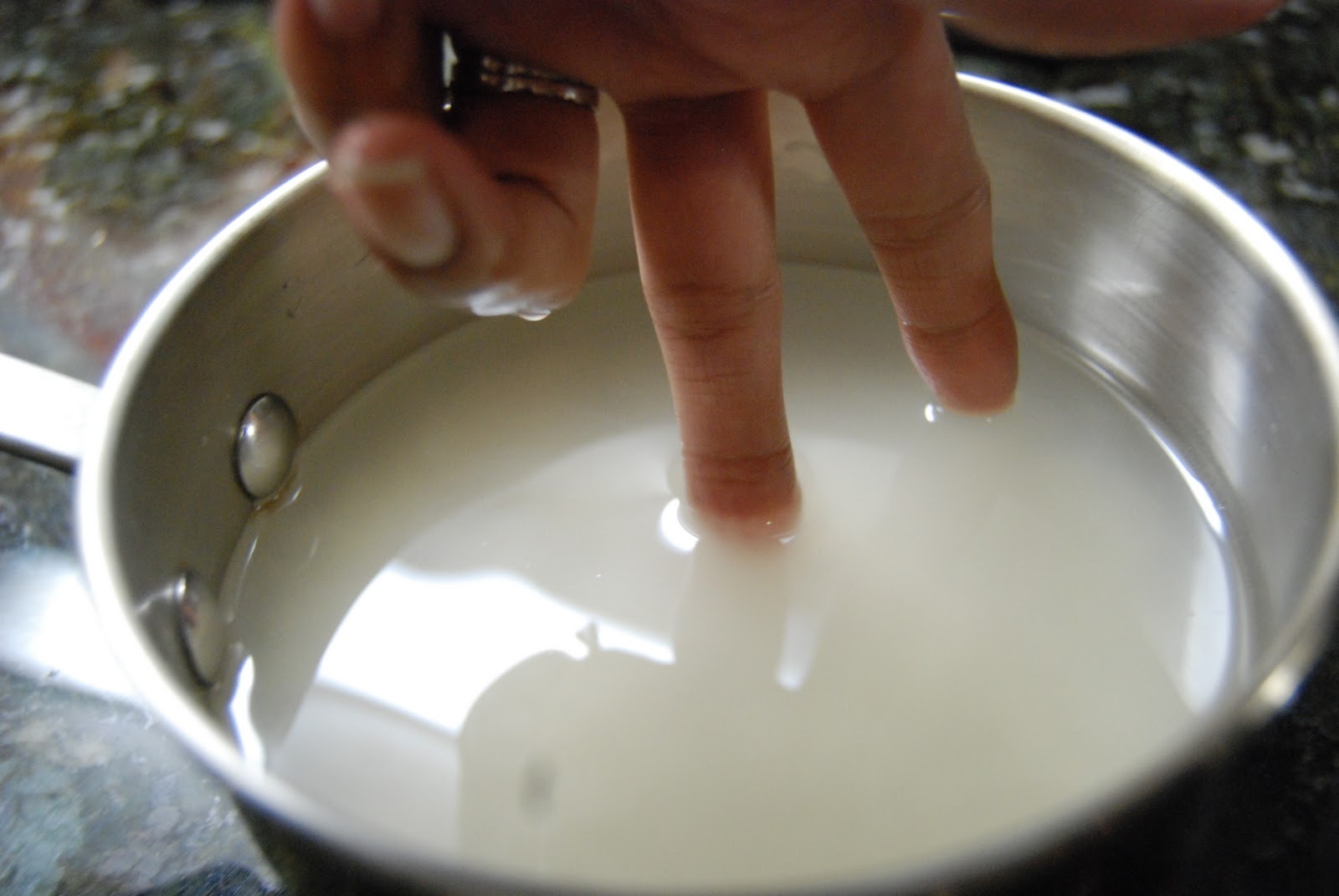 Рис варить в холодной или горячей воде. Кастрюля с водой. Заливаем рис водой. Рис залитый водой для варки. Налить воду в кастрюлю.