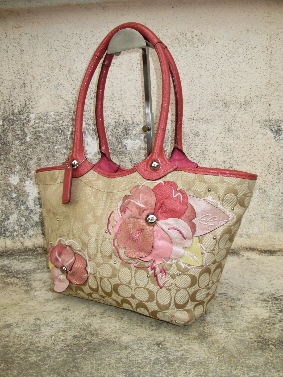 d0rayakEEbaG: Authentic Coach Signature Bleecker Flower Floral Applique Handbag(SOLD)