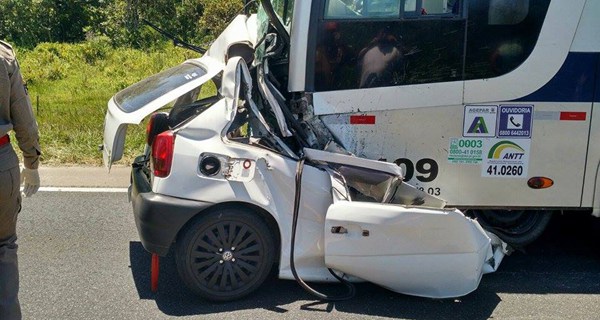 Grave acidente entre ônibus e carro deixa três mortos e três feridos