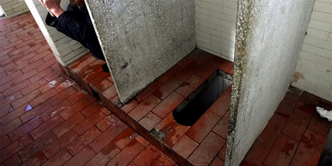 Lima Cerita Mengerikan Manusia dan Lubang Toilet di Dunia, Menjijikan Sekali! Lima Cerita Mengerikan Manusia dan Lubang Toilet di Dunia, Menjijikan Sekali!
